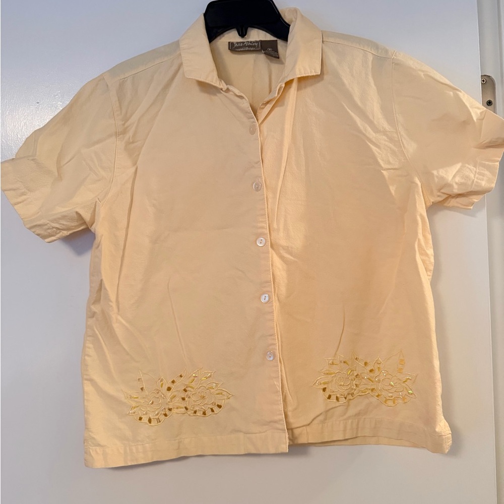 Jane Ashley, 100% cotton women’s medium embroidered short sleeve yellow top